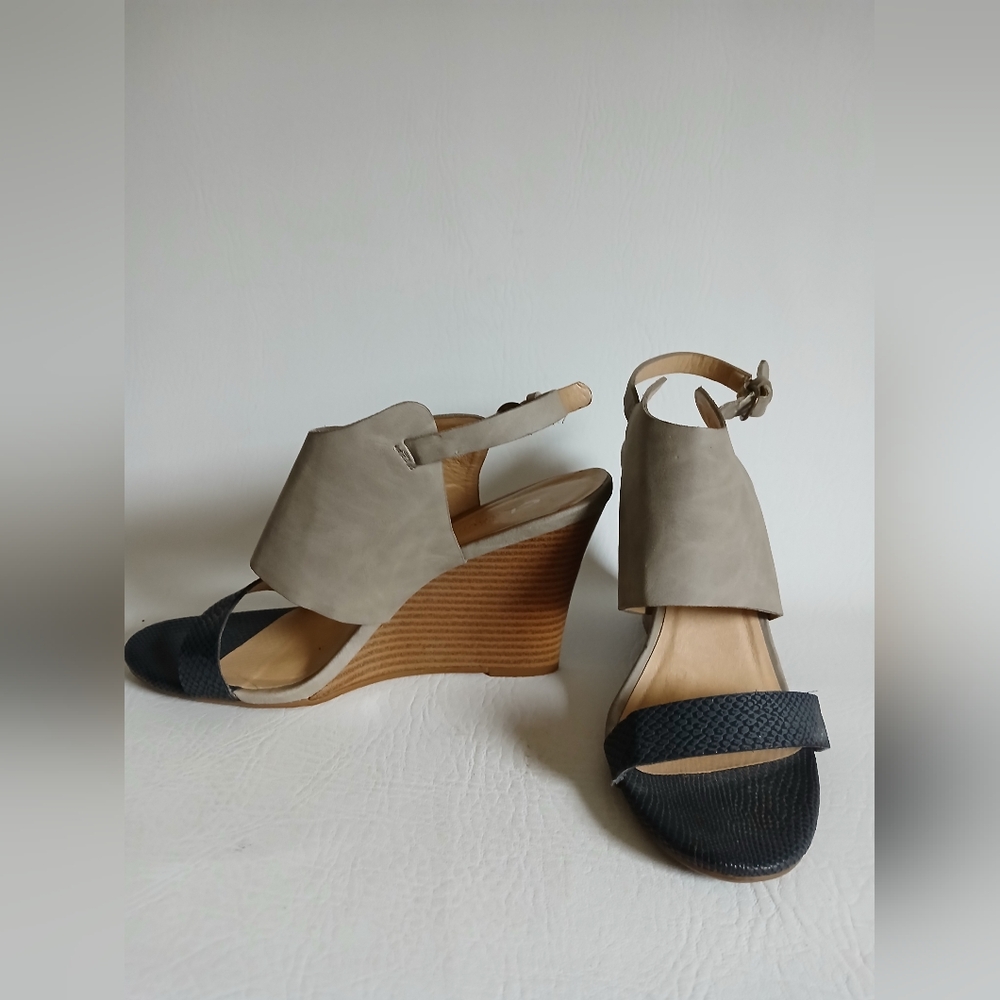 Women's CL By Laundry Taupe & Black Open Toe Wedge Shoe Sz8M Adjustable Strap